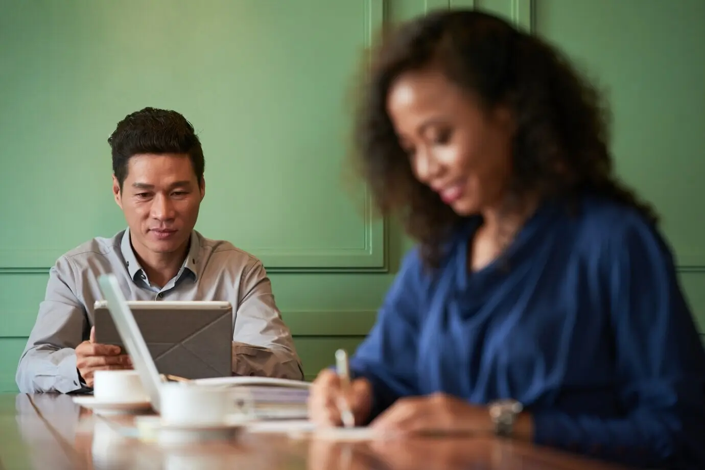 E-Mails auf einem digitalen Tablet überprüfen
