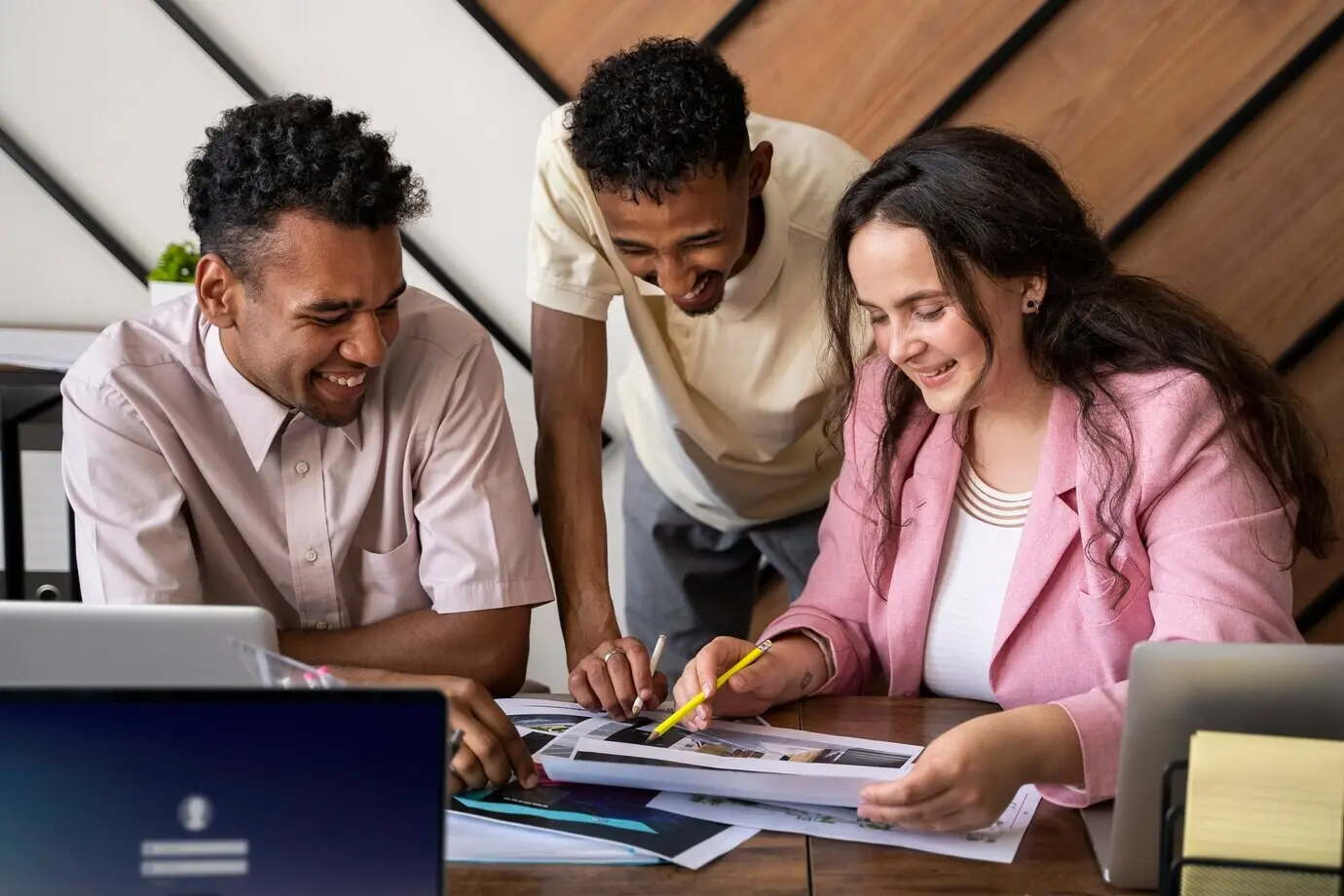 Halbnahe Aufnahme von Kollegen bei der gemeinsamen Arbeit.