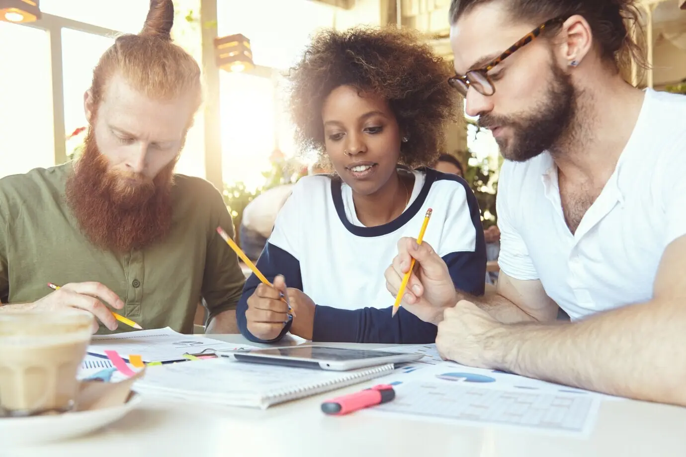 Personen, die im Team zusammenarbeiten.